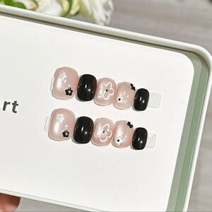 Hand Crafted Press-On Nail Art Set In Size Small